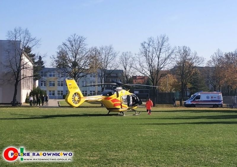 Śmigłowiec Lotniczego Pogotowia Ratunkowego na boisku szkoły...