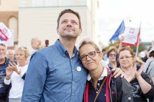 Małgorzata i Rafał Trzaskowscy w czasie kampanii wyborczej .Zobacz kolejne zdjęcia. Przesuwaj zdjęcia w prawo - naciśnij strzałkę lub przycisk NASTĘPNE