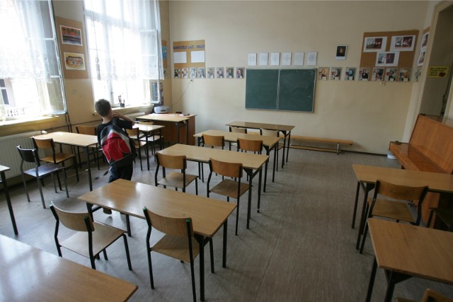 Minister edukacji narodowej przed rozpoczęciem roku szkolnego zapowiedział, że szkoły znajdujące się w strefach żółtych i czerwonych nie będą automatycznie zamykane. Wyznaczono dla nich jednak dodatkowe zasady sanitarne