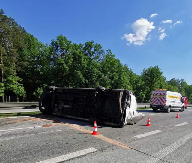 Bus dachował na S8 w województwie łódzkim.