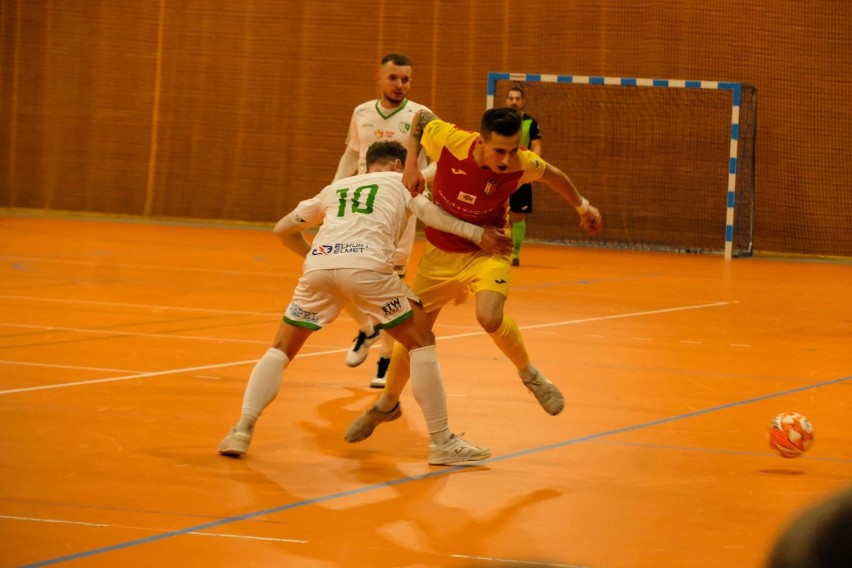Futsaliści Futbalo (na biało) wygrali oba mecze derbowe z...