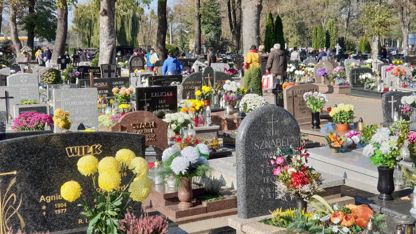 Wszystkich Świętych. Mieszkańcy Strzelec Opolskich odwiedzają groby bliskich