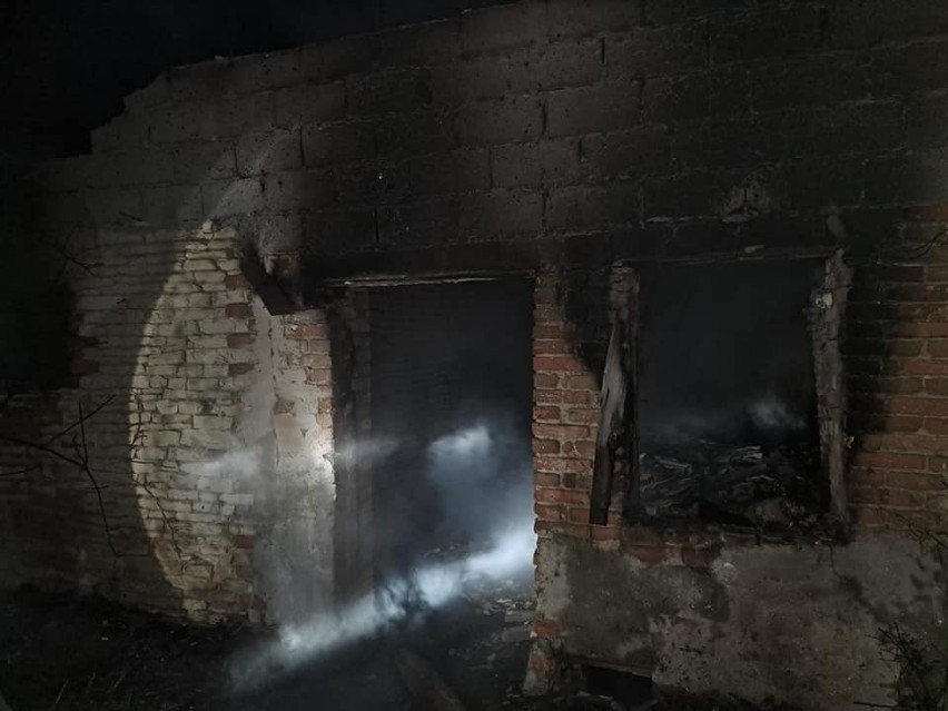 Pożar 700 balotów i pustostanu w miejscowości Chebdzie w powiecie włoszczowskim. To było podpalenie?