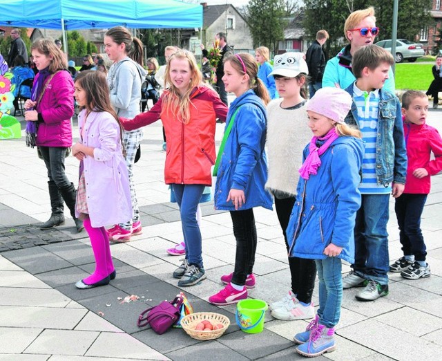 Najmłodsi uczestnicy kiermaszu w kolejce do konkursu z jajami