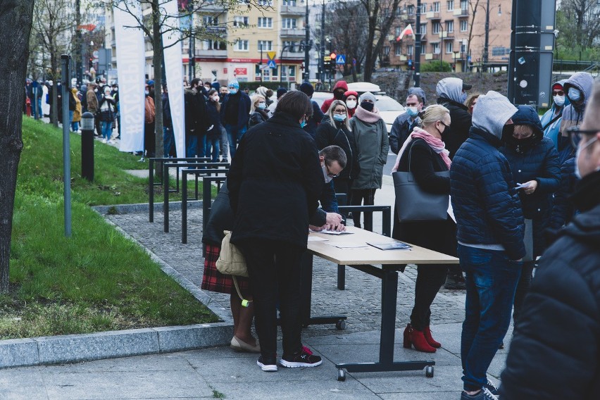 Szczepienia rozpoczęły się 1 maja o godz. 9, a kolejka...