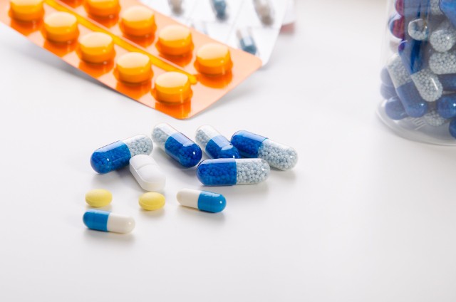 Leki dostępne bez recepty są najbardziej popularnymi środkami farmaceutycznymi przyjmowanymi przez Polak&oacute;w. Sięgając po leki OTC należy pamiętać o podstawowych zasadach dotyczących ich stosowania. Sprawdź, czy wiesz, jak bezpiecznie wybierać i stosować leki dostępne bez recepty. Zobacz kolejne slajdy, przesuwając zdjęcia w prawo, naciśnij strzałkę lub przycisk NASTĘPNE