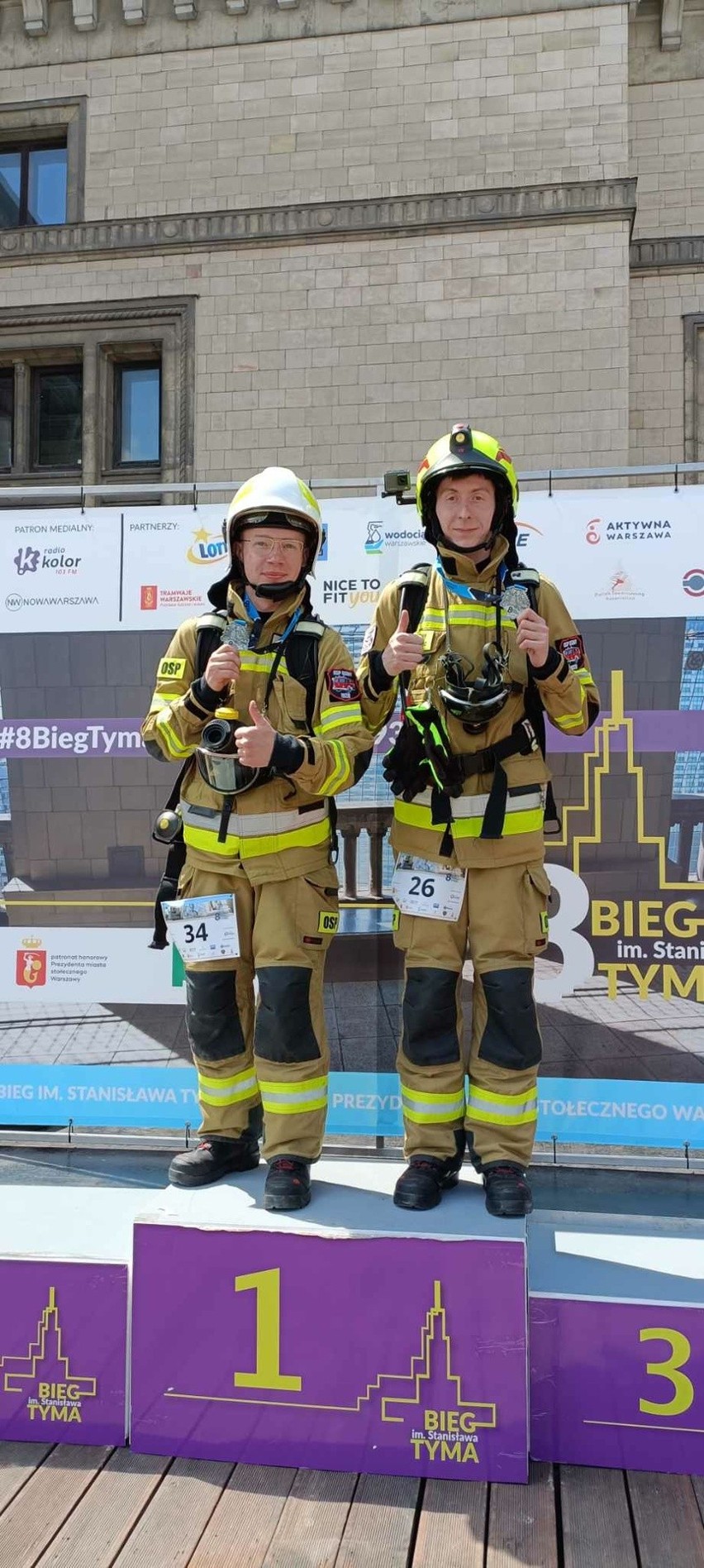 Dwaj strażacy ochotnicy z Osin wbiegli w maskach tlenowych i mundurach bojowych na 30 piętro Pałacu Kultury i Nauki