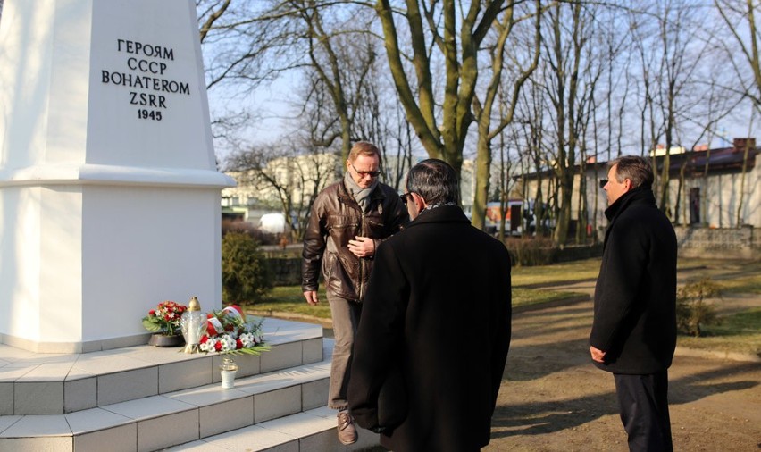 Delegacja miasta składa kwiaty pod pomnikiem "Bohaterów ZSRR...