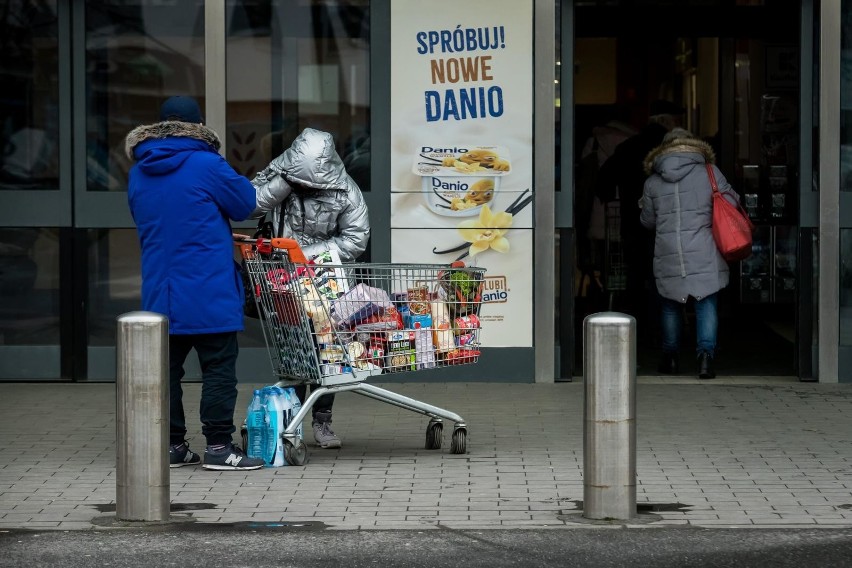 Przez pandemię koronawirusa 80 proc. polskich konsumentów...