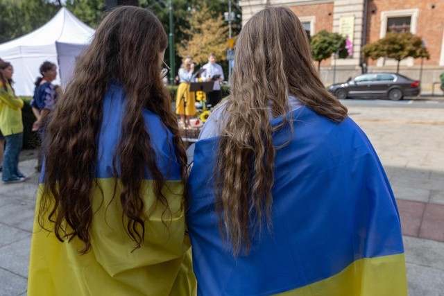Kilkadziesiąt osób zebrało się na Placu Jana Matejki w Krakowie, żeby uczcić Dzień Niepodległości Ukrainy.