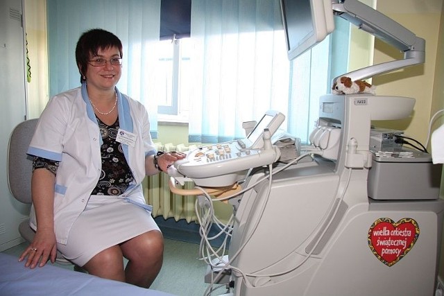 Doktor Beata Książkiewicz już pracuje z supernowoczesnym USG oklejonym czerwonym serduszkiem WOSP.