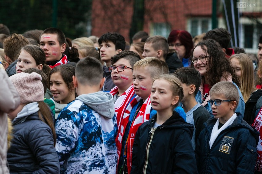 Zachodniopomorskie: Uczniowie i nauczyciele bili "Rekord dla Niepodległej". Był marsz, flaga i wspólne śpiewanie hymnu [WIDEO, ZDJĘCIA]