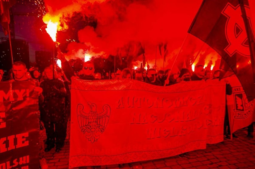 Kilkaset osób wzięło udział w Marszu Zwycięstwa, który w...