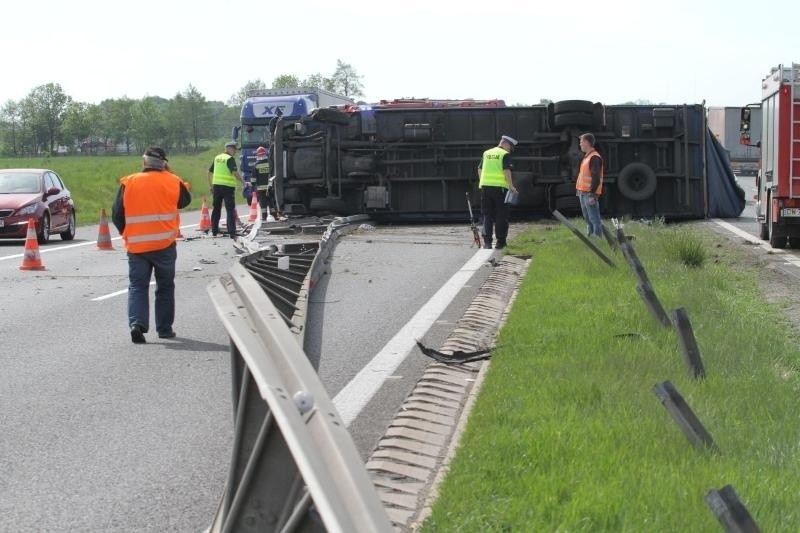 Wypadek na A4. Przewróciła się ciężarówka, 12.05.2015