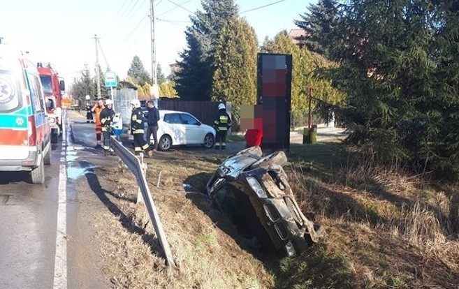 Bogumiłowice. Bmw wypadło z drogi i dachowało w rowie