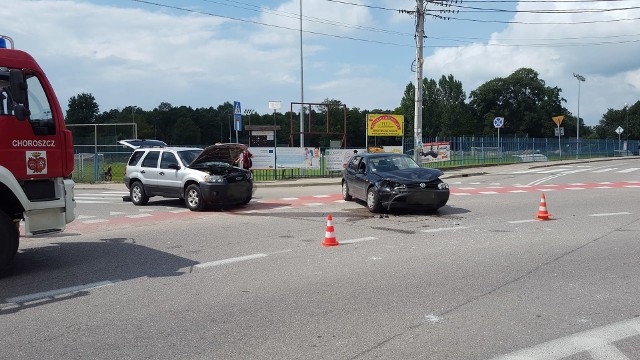 Wypadek w Choroszczy. Volkswagen zderzył się z fordem (zdjęcia)