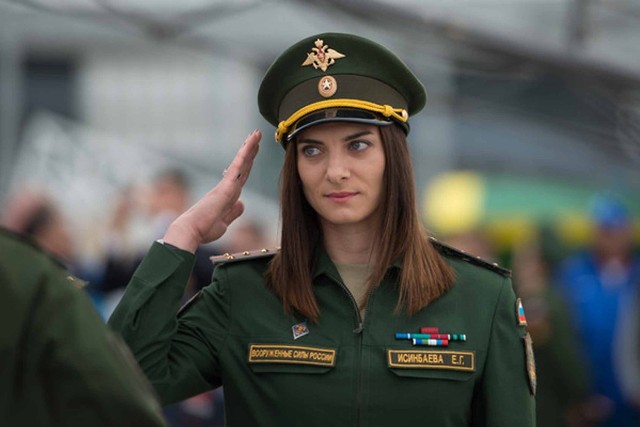 „Caryca Tyczki” Jelena Isinbajewa w stroju... służbowym