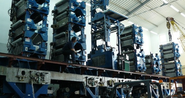 Nowa maszyna drukarska to prawdziwy kolos: waży ponad 160 ton, jest długa na 20 metrów i wysoka na 9