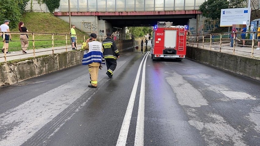 Burza w Opolu. Zalana droga pod wiaduktem na Wojska Polskiego [ZDJĘCIA] 