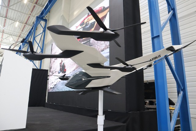 CityAirbus Next Generation, czyli model najnowszej konfiguracji taksówki powietrznej. Wyposażona w osiem napędzanych elektrycznie wirników, będzie mogła startować pionowo, zabierając czterech pasażerów na odległość do 80 kilometrów. Prototyp ma się wzbić w powietrze w 2024 roku. W ten projekt znaczący wkład wnieśli inżynierowie z łódzkiego biura Airbus Helicopters