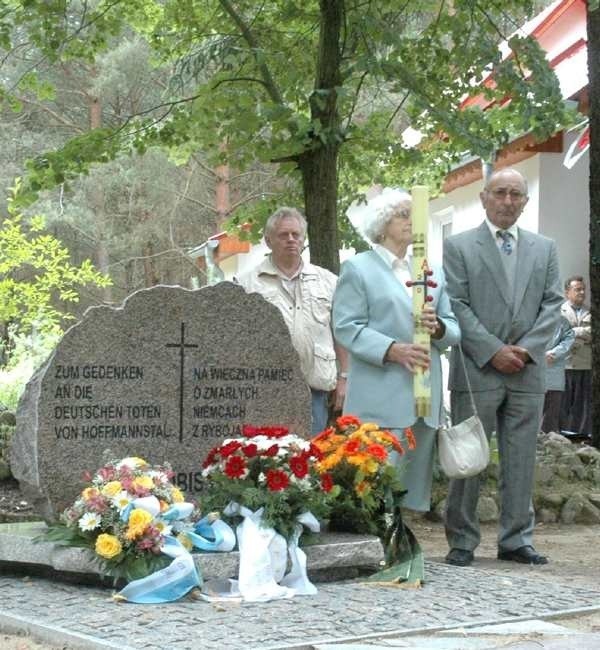 Na odsłonięciu pomnika byli dawni i obecni mieszkańcy wioski. - To ma być symbol pojednania Polaków i Niemców - mówili fundatorzy.