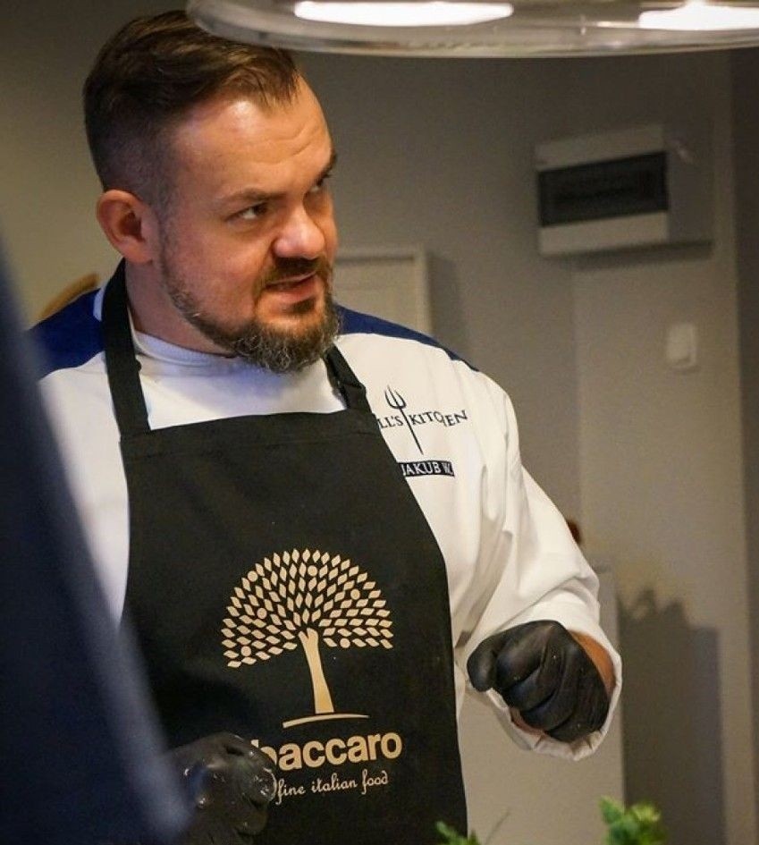 Jakub Wolski, kucharz znany z „Hell’s Kitchen” pojawi się podczas Świętokrzyskiego Festiwalu Smaków w Tokarni. Rozda kilkaset porcji zupy