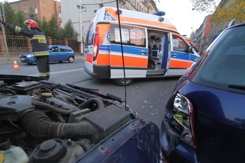 Wrocław: Wypadek na Traugutta. Zderzyły się cztery auta. Jeden pas zablokowany (ZDJĘCIA)