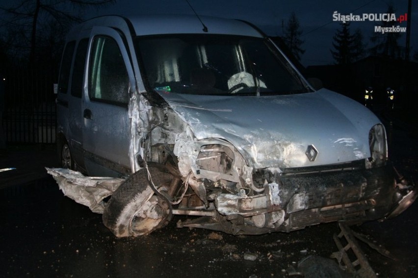 Myszków: Pijany 28-latek ukradł samochód i staranował nim ogrodzenie na Waryńskiego [ZDJĘCIA]