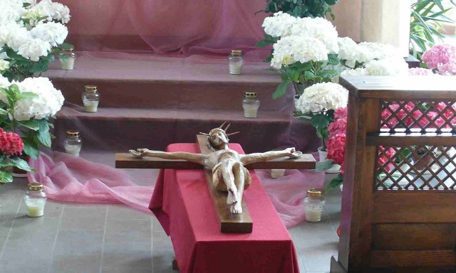 W Wielki Piątek wierni będą adorowali krzyż święty, na którym umarł Chrystus, przez ucałowanie nóg Ukrzyżowanego