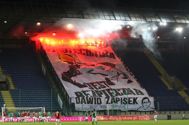 Kibice Lechii odpalili kilkadziesiąt rac podczas meczu przyjaźni z Wisłą Kraków.