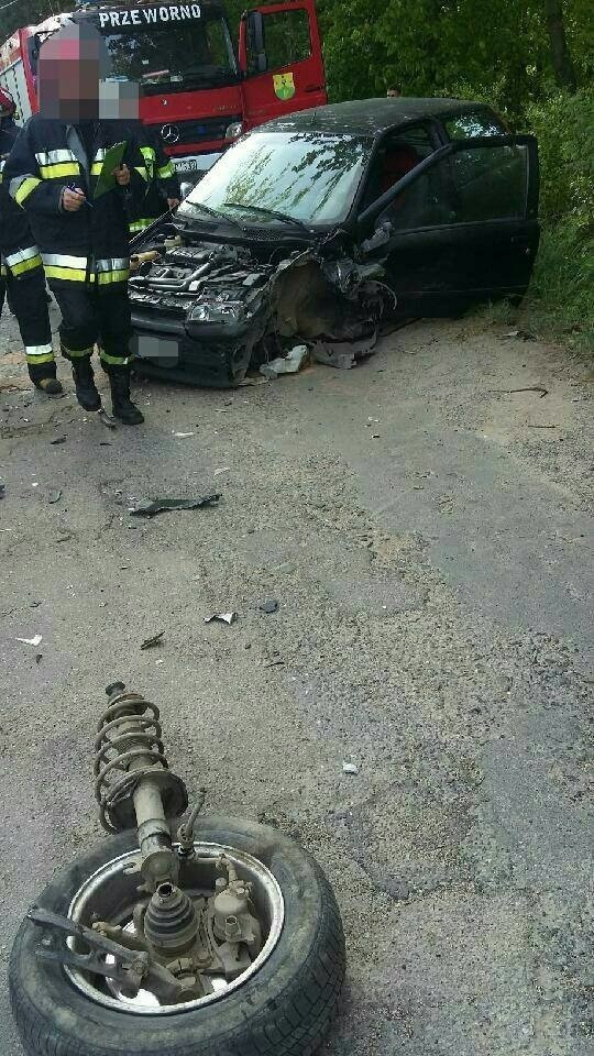 Wypadek pod Strzelinem. Czołowe zderzenie dwóch aut [ZDJĘCIA]                                  