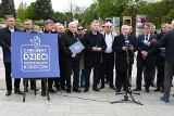 "Chrońmy dzieci - Wspierajmy rodziców". Parlamentarzyści i samorządowcy PiS mówili o akcji i zbierali podpisy w Kielcach