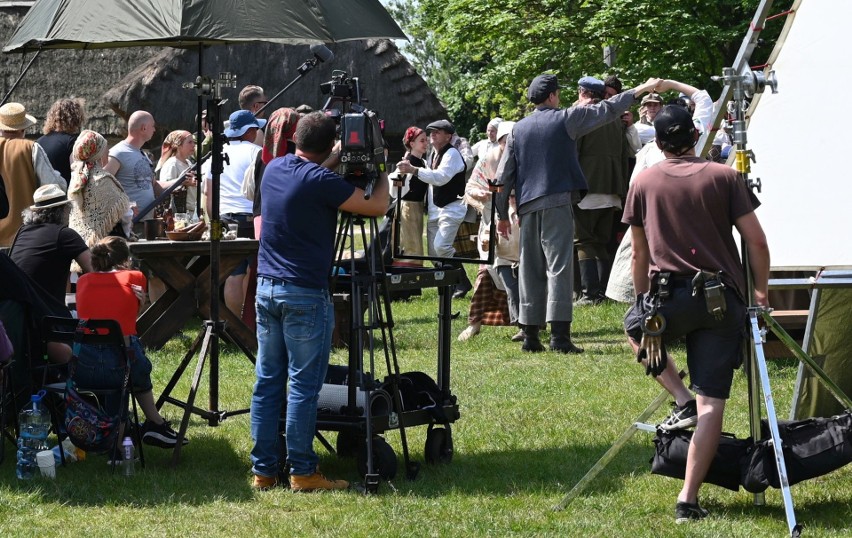 Plejada gwiazd w Tokarni na planie prequela filmu "Sami Swoi". Poznajcie kulisy produkcji! Zobacz zdjęcia i film z planu