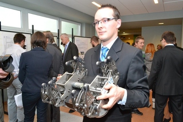 Bartłomiej Gola ze swoim robotem, jednym z dwóch, które na Robomaticonie zdobyły złoty medal