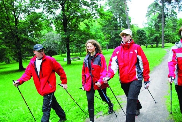 Trenujemy, a nie tylko spacerujemy - tak o nordic walking mówi instruktor tej dyscypliny Tomasz Dziekoński. Jego podopieczni nie boją się nawet deszczu.