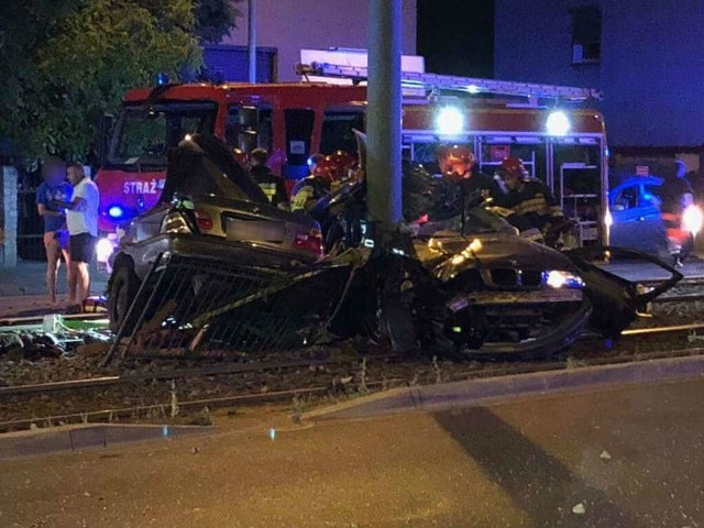 Śmiertelny wypadek na Grunwaldzkiej w Poznaniu. W nocy z wtorku na środę kierowca bmw stracił panowanie nad autem i uderzył w słup trakcyjny. Mężczyzna nie żyje, cztery osoby są ciężko ranne. Zobacz kolejne zdjęcie --->