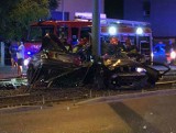 Poznań: Śmiertelny wypadek na Grunwaldzkiej. Kierowca bmw nie żyje. Uderzył w słup trakcyjny. 4 osoby ciężko ranne [ZDJĘCIA]