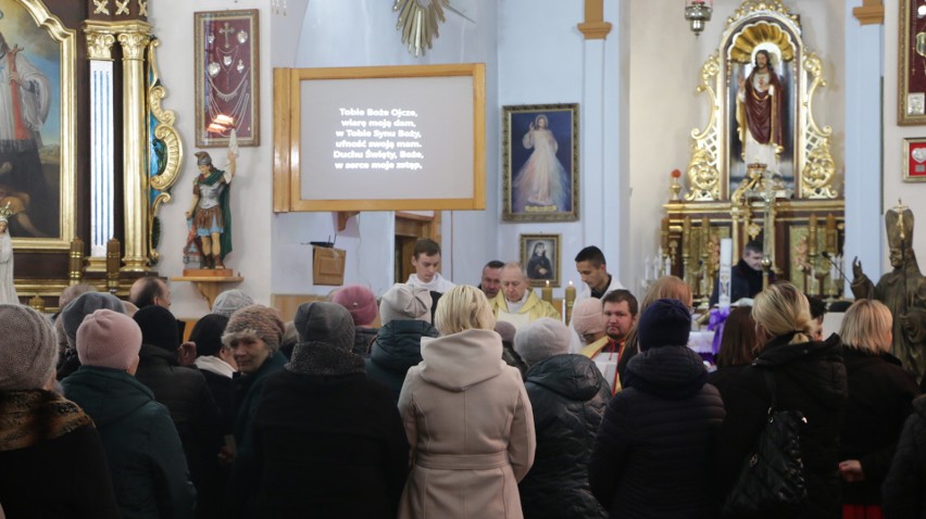 Relikwie drzewa krzyża świętego trafiły do parafii Mikołaja Biskupa w Kiełczynie