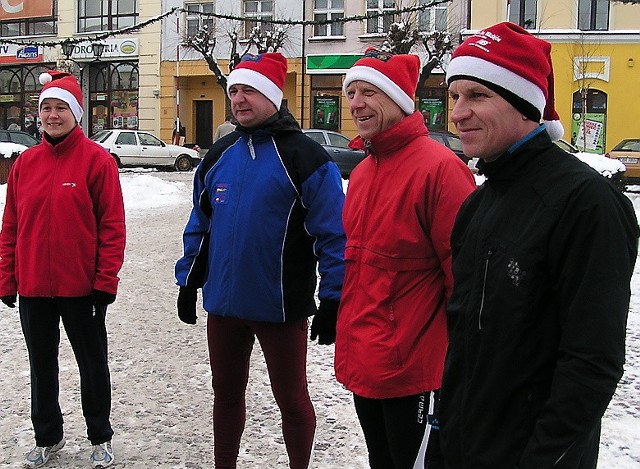 Klub biegaczy długodystansowych zaprasza na bieg noworoczny, który odbędzie się 1 stycznia. Start z Dużego Rynku w Brodnicy o godz. 13.30. Trasa będzie liczyła ok. 10 kilometrów. W biegu mogą uczestniczyć wszyscy chętni. Na zdjęciu kilku uczestników biegu zorganizowanego z okazji Mikołajek