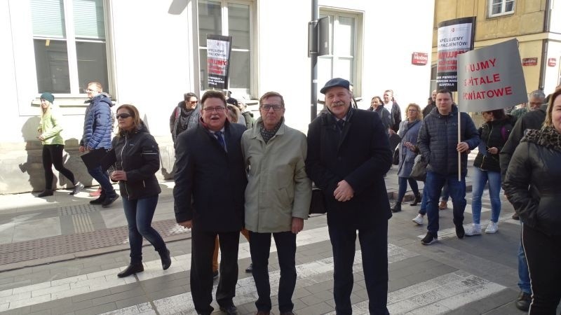 Starostowie z powiatów: brodnickiego,golubsko-dobrzyńskiego,nowomiejskiego wspierali protestujących przed Ministerstwem Zdrowia w Warszawie
