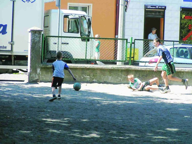 Chłopcy z podwórka u zbiegu ulic Sienkiewicza i Grunwaldzkiej kopią piłkę od rana do wieczora.