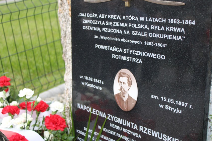 W Kozłowie upamiętniono bohatera powstania styczniowego Zygmunta Rzewuskiego. W obchodach brali udział potomkowie bohatera