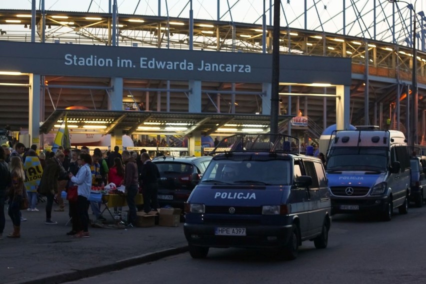 Prawie 500 lubuskich policjantów zabezpieczało mecz Stali Gorzów (zdjęcia, wideo)