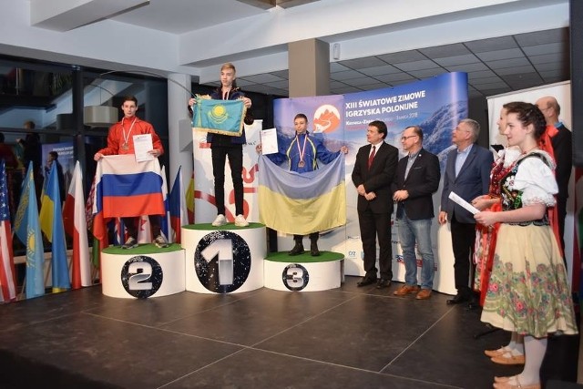 Najlepsi zawodnicy w short tracku w kategorii 13-16 lat. Na najwyższym stopniu podium Bogdan Kułakow z Kazachstanu