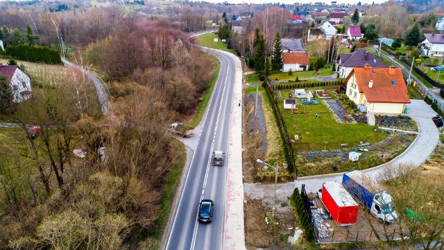 Droga wojewódzka 964 zyskała ok. 700 m chodnika, na odcinku Koźmice Małe - Raciborsko. To kolejny etap poprawy bezpieczeństwa przy DW 964 w gminie Wieliczka. Takie prace są prowadzane sukcesywnie od kilku lat, w ramach programu "Inicjatywy Samorządowe"