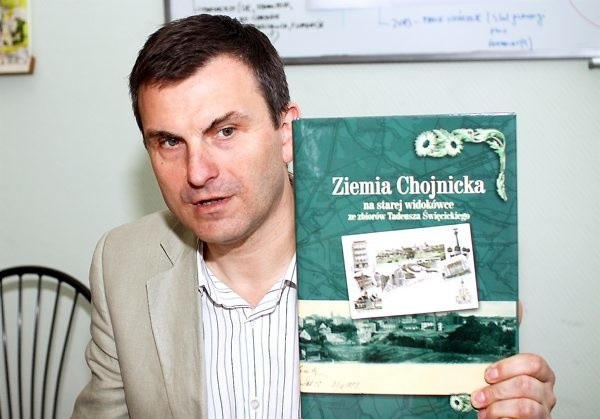 Roman Guzelak prezentuje nowe wydawnictwo Promocji Regionu Chojnickiego
