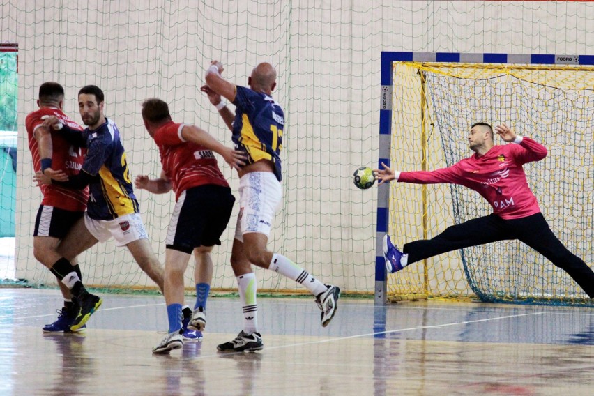 Pełna hala w Sandomierzu. Piłkarze ręczni Wisły Sandomierz grali z Sydney Uni Handball [ZDJĘCIA]