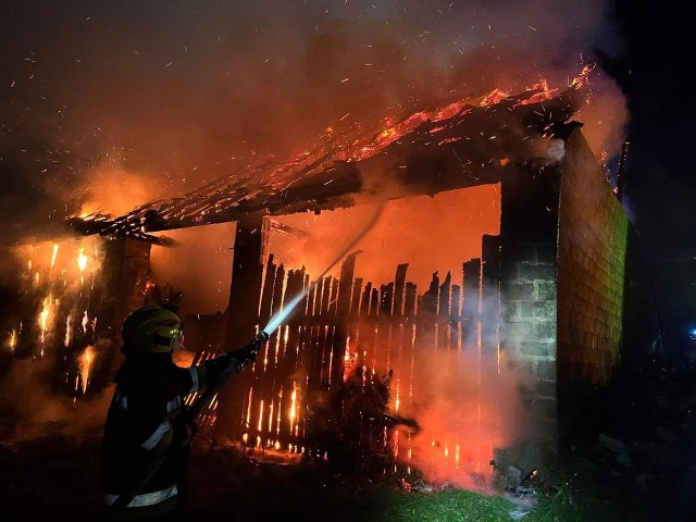 Wtorkowy (11 października) pożar zabudowań gospodarczych w Łazanach w gminie Biskupice (powiat wielicki). To już piąte takie zdarzenie w tym rejonie w ciągu ostatnich pięciu tygodni. Trwa poszukiwanie podpalaczy