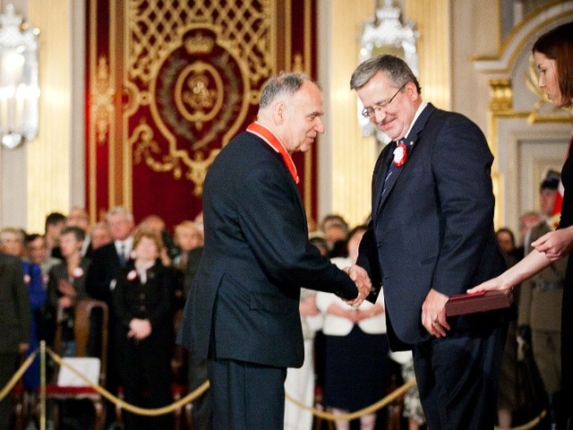 Prezydent Rzeczypospolitej Polskiej Bronisław Komorowski podczas uroczystości na Zamku Królewskim odznacza Krzyżem Komandorskim Orderu Odrodzenia Polski.prof. Karola Myśliwca.