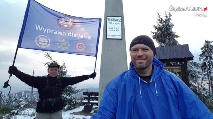 Policjanci z Tychów kontynuują wyprawę dla chorego Jasia. Nie przeszkodziło im nawet zagrożenie lawinowe. Finał w niedzielę w Ustroniu